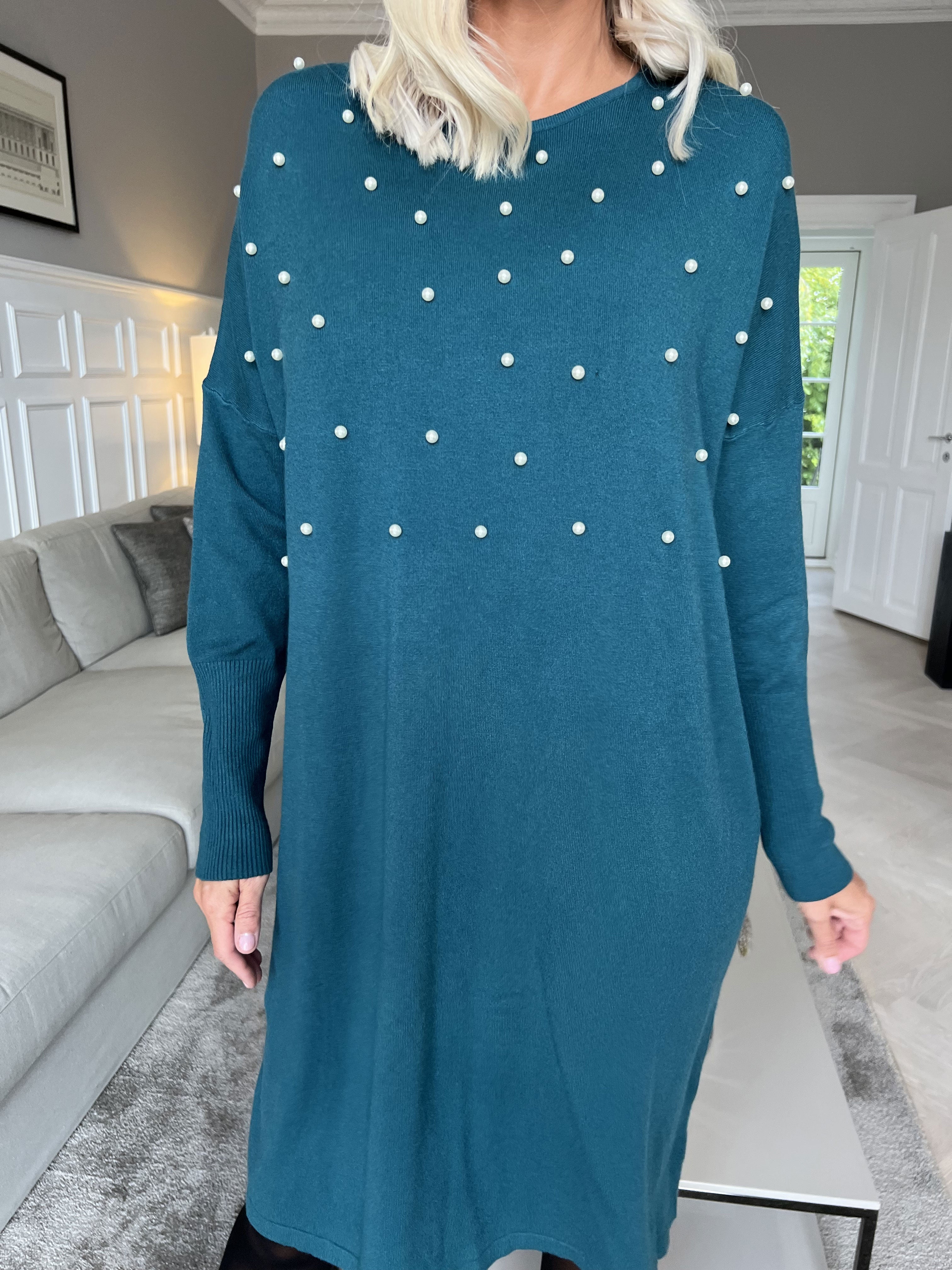 Stefania - Bekväm stickad klänning utsmyckad med pärlor